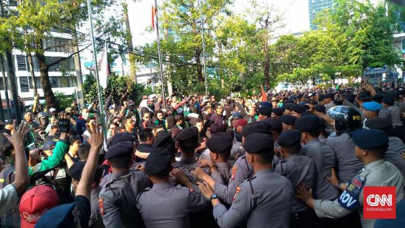Demo Mitra Grab Rusuh, Polisi Tembak Gas Air Mata Demo Mitra Grab Rusuh, Polisi Tembak Gas Air Mata