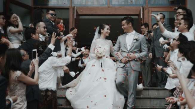 Lima Foto Pernikahan Dion Wiyoko dan Fiona Begitu Romantis