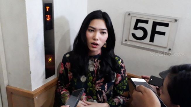 Isyana Sarasvati Lebih Mudah Dapat Inspirasi di Malam Hari Isyana Sarasvati Lebih Mudah Dapat Inspirasi di Malam Hari