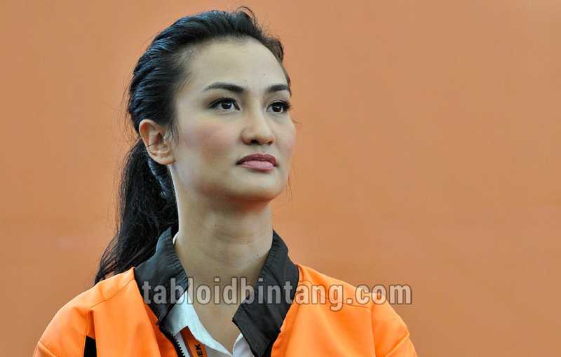 Atiqah Hasiholan Hamil Anak Pertama Atiqah Hasiholan Hamil Anak Pertama