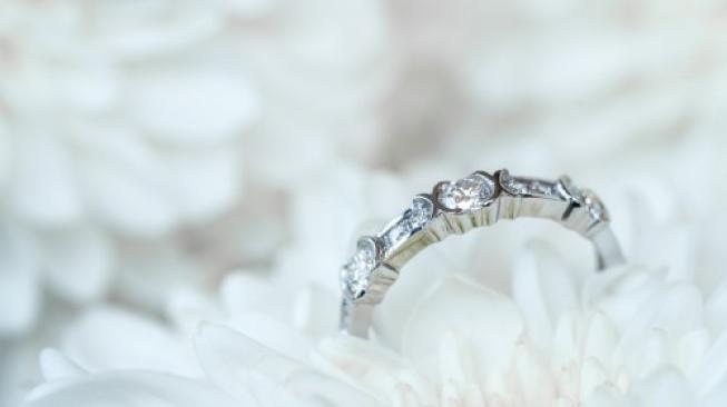Melamar Pakai Cincin Pinjaman, Lelaki Ini Punya Alasan Super Manis Melamar Pakai Cincin Pinjaman, Lelaki Ini Punya Alasan Super Manis