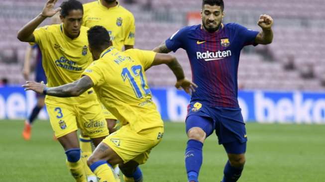 Suarez Tertangkap Kamera Robek Seragam Barcelona, Ini Penyebabnya Suarez Tertangkap Kamera Robek Seragam Barcelona, Ini Penyebabnya