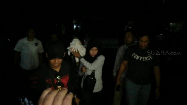 Buronan Mucikari Penjual Vanessa Angel Tertangkap, Wajah Ditutupi Kain