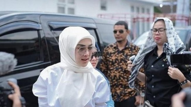 Unggah Foto Janin, Benarkah Syahrini Hamil? Unggah Foto Janin, Benarkah Syahrini Hamil?