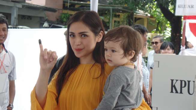 Pakai Kebaya, Jessica Iskandar Curhat Jadi "Single Parent"