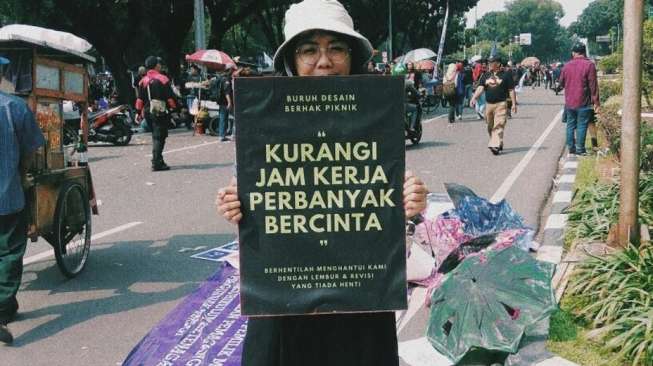 Buruh Media: Kurangi Jam Kerja, Perbanyak Bercinta Buruh Media: Kurangi Jam Kerja, Perbanyak Bercinta