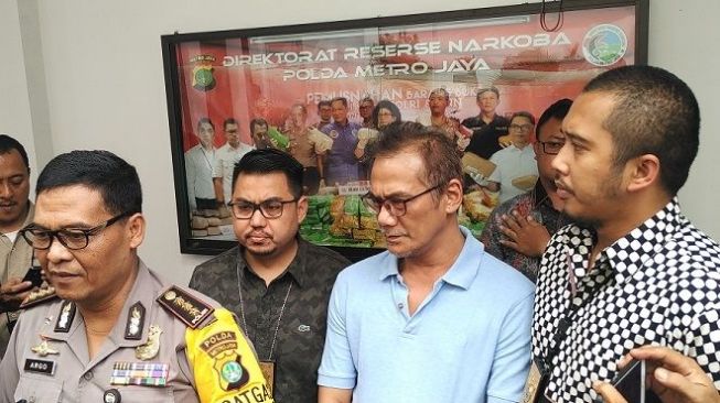 Tio Pakusadewo Direhab, Polisi: Tidak Boleh Keluar! Tio Pakusadewo Direhab, Polisi: Tidak Boleh Keluar!