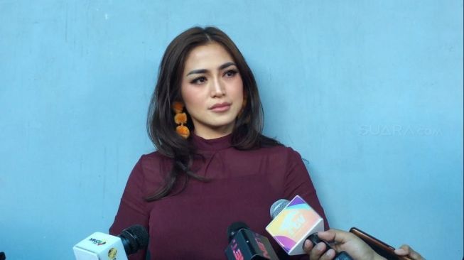 Jessica Iskandar Bengong, Mobilnya Hantam Kendaraan Lain