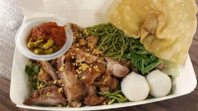 Cicipi Lezatnya Bakmi Warna-warni dengan Beragam Topping Unik Cicipi Lezatnya Bakmi Warna-warni dengan Beragam Topping Unik