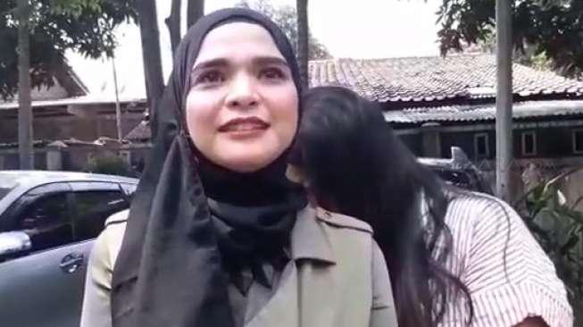 Teka-teki Selingkuhan Enji, Istri: Tanyakan Sama Beliau Teka-teki Selingkuhan Enji, Istri: Tanyakan Sama Beliau