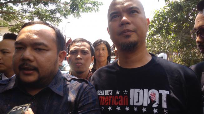 Berbaju Idiot, Ahmad Dhani Diperiksa Sebagai Tersangka Berbaju Idiot, Ahmad Dhani Diperiksa Sebagai Tersangka