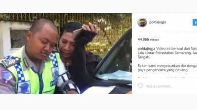 Cuek Ditilang, Lelaki Kemayu Ini Malah Ingin Kecup Polisi