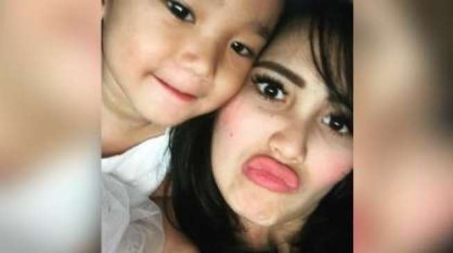 Ayu Ting Ting Disemprot Perempuan Ini, Ada Apa? Ayu Ting Ting Disemprot Perempuan Ini, Ada Apa?