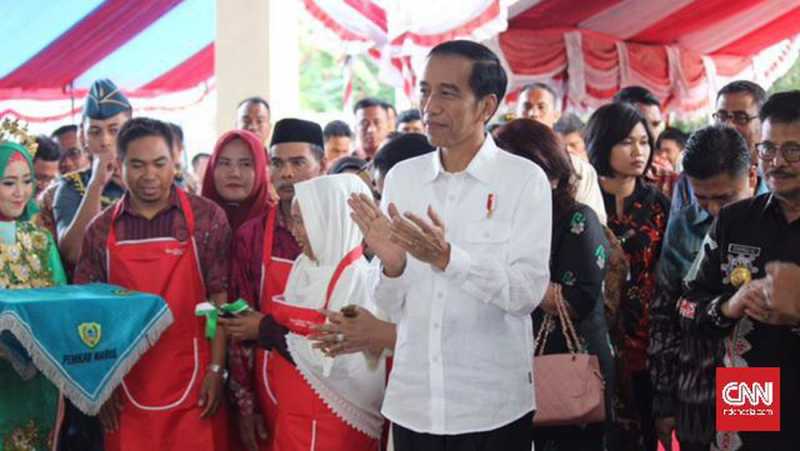 Senyum Jokowi Lihat Surat Permintaan Maaf Malaysia Senyum Jokowi Lihat Surat Permintaan Maaf Malaysia