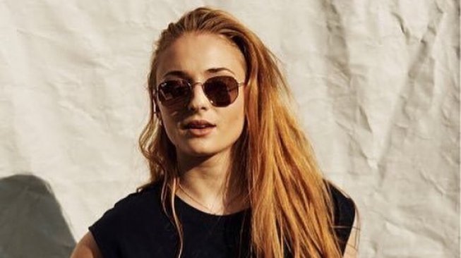 5 Gaya Liburan Sophie Turner, Pemeran Film X-Men: Dark Phoenix