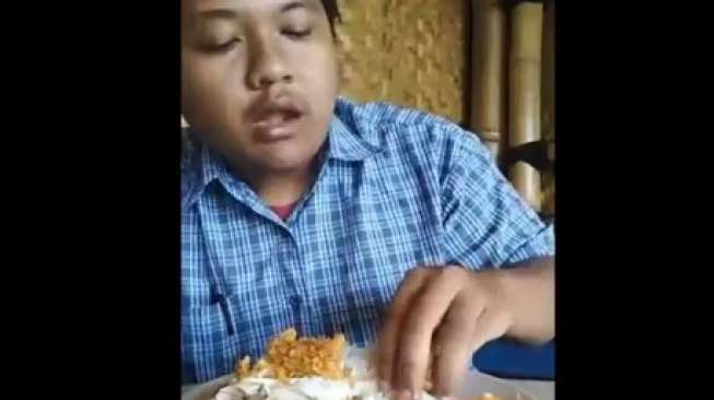 Gokil! Lelaki Ini Makan Ayam Goreng Pakai Sabun Colek