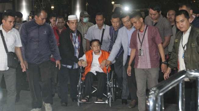 Novanto Bawa Alat Bantu Nafas ke KPK, Istri Terus Mendampingi Novanto Bawa Alat Bantu Nafas ke KPK, Istri Terus Mendampingi