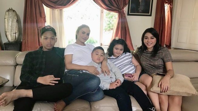 Krisdayanti Nyaleg, Aurel dan Azriel Hermansyah Khawatir Krisdayanti Nyaleg, Aurel dan Azriel Hermansyah Khawatir
