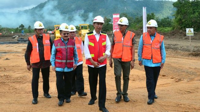 Kunjungi Cirebon, Jokowi Naik Pesawat CN 295 Kunjungi Cirebon, Jokowi Naik Pesawat CN 295