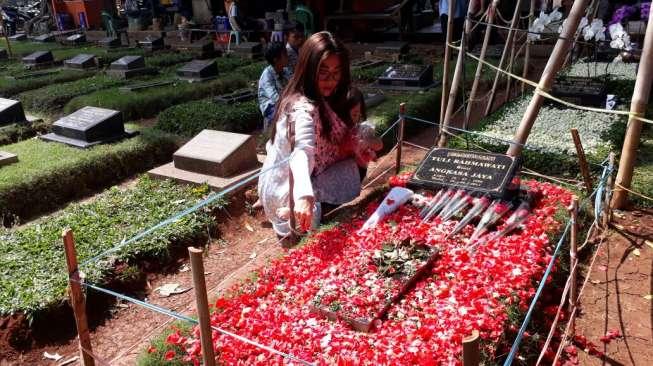 Sambil Gendong Anak, Artis Ini Ziarah ke Makam Jupe