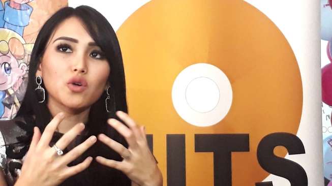 Baju Anak Ayu Ting Ting Melorot, Awas Diincar Paedofil! Baju Anak Ayu Ting Ting Melorot, Awas Diincar Paedofil!