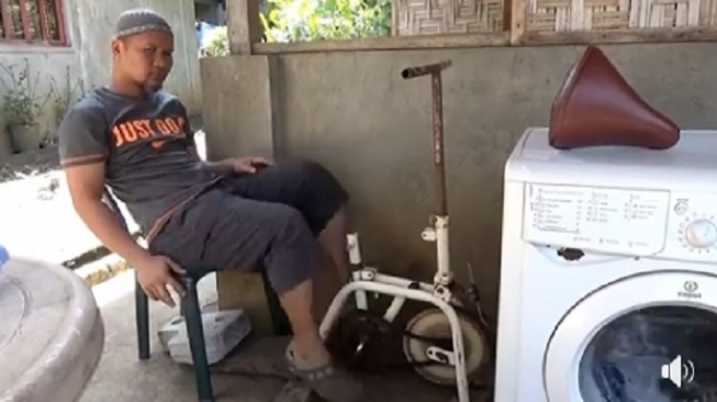 Dandy Ciptakan Mesin Cuci Tanpa Listrik Dandy Ciptakan Mesin Cuci Tanpa Listrik
