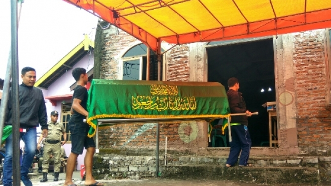 TPS Unik: di Tengah Makam, Dengan Petugas Berdandan Seram TPS Unik: di Tengah Makam, Dengan Petugas Berdandan Seram