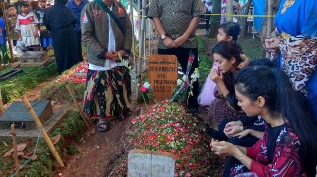 Ayu Ting Ting Datang ke Tahlilan 40 Hari Julia Perez Ayu Ting Ting Datang ke Tahlilan 40 Hari Julia Perez