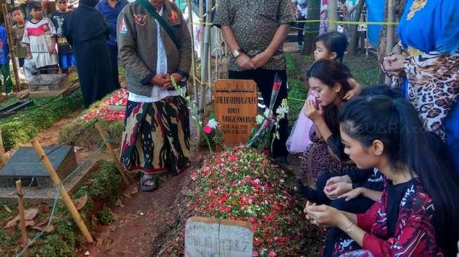 Haru, Tangis Ibunda Pecah di Pusara Jupe