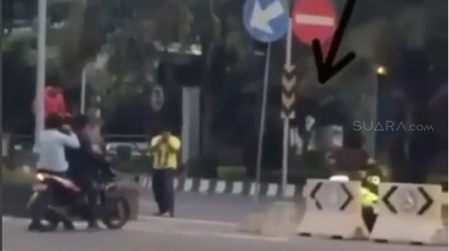 Unik, Polisi Ini Tangkap Pemotor Pakai Jurus Cilukba