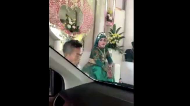 Unik! Pernikahan Ini Digelar Drive-Thru