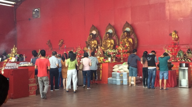 Waisak, Puluhan Burung Terbang Bebas di Vihara Dharma Bhakti