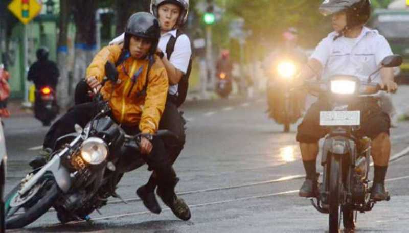 16 Tips Berkendara Saat Hujan 16 Tips Berkendara Saat Hujan