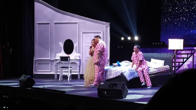 Cium Pipi Ayu Ting Ting, Ivan Gunawan : I Love You Full Cium Pipi Ayu Ting Ting, Ivan Gunawan : I Love You Full