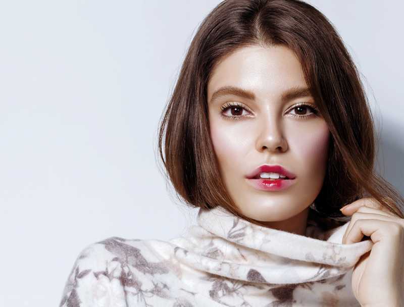 5 Cara Tampil Seksi dengan Glossy Makeup 5 Cara Tampil Seksi dengan Glossy Makeup