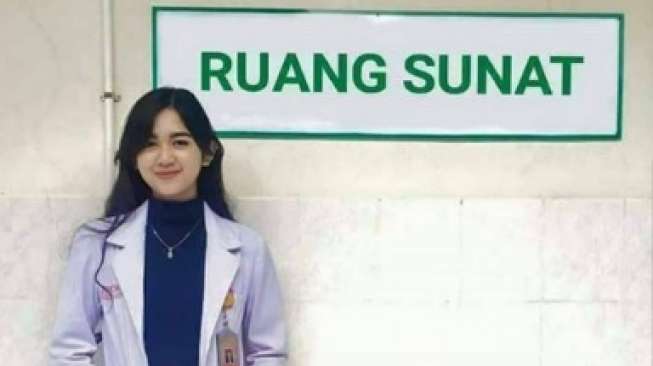 Foto Dokter Cantik Pose di Belakang Ruang Sunat Ternyata Hoax