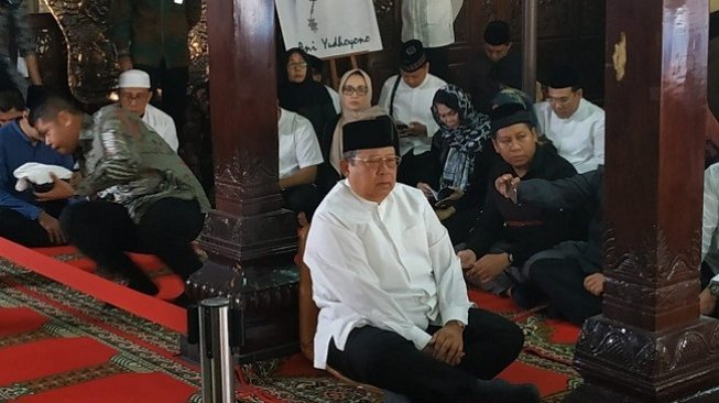 Datang ke Persemayaman Ibunda, Tangis SBY Pecah Datang ke Persemayaman Ibunda, Tangis SBY Pecah
