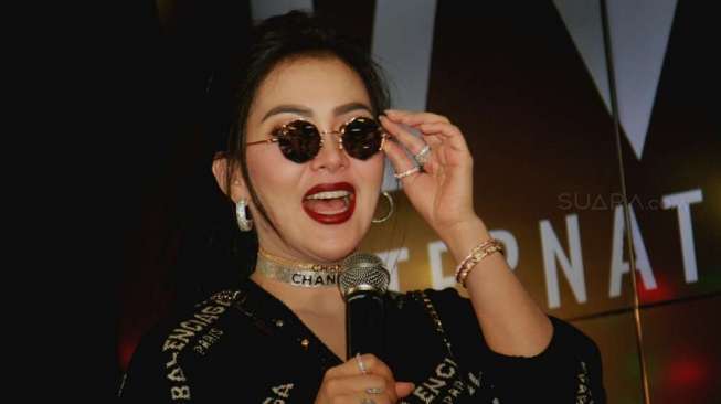 Harus Blow Rambut dan Make Up, Syahrini Tunda Panggilan Bareskrim Harus Blow Rambut dan Make Up, Syahrini Tunda Panggilan Bareskrim