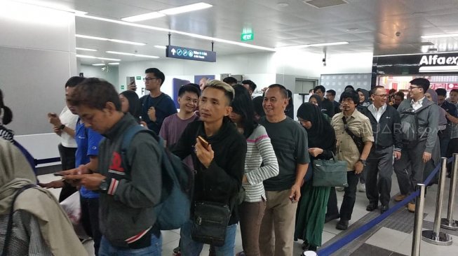 Hari Pertama Operasional Komersial, MRT Jakarta Gangguan! Hari Pertama Operasional Komersial, MRT Jakarta Gangguan!