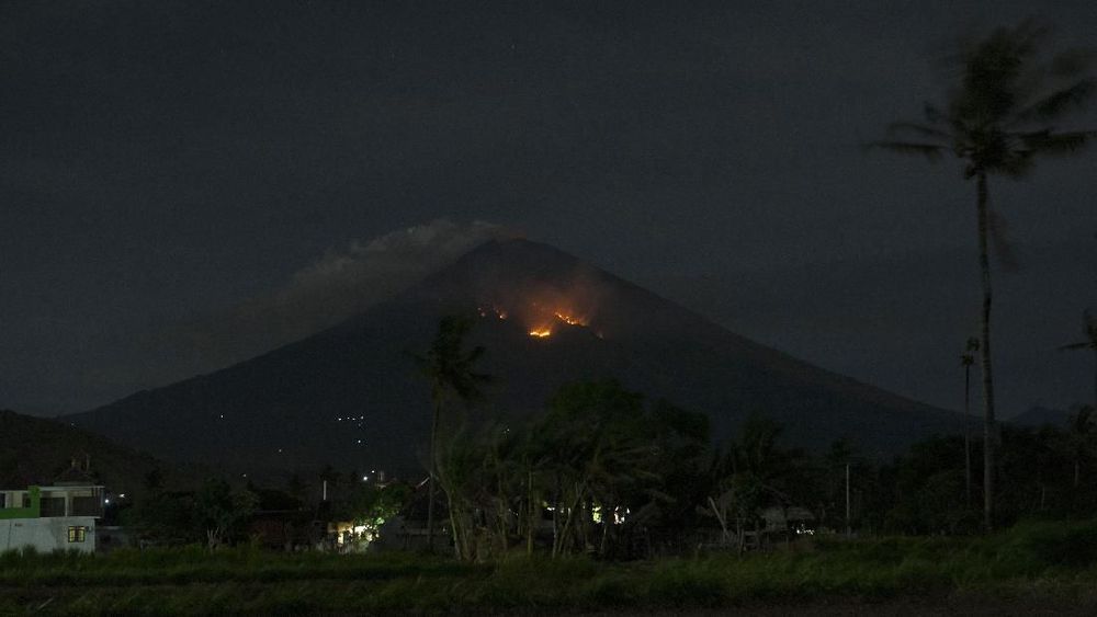 Gunung Agung Erupsi Lagi, Dua Kabupaten di Bali Hujan Abu
