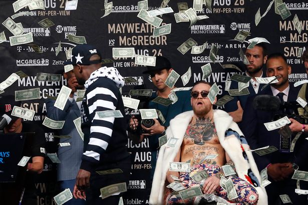 Makin Panas! Mayweather Lempar Uang Ke Muka Mc Gregor