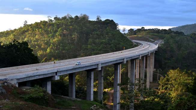 Jokowi Resmikan Ruas Tol Bawen-Salatiga Jokowi Resmikan Ruas Tol Bawen-Salatiga