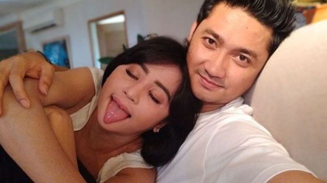 Hore, Dewi Perssik dan Suami Mesra Lagi Hore, Dewi Perssik dan Suami Mesra Lagi