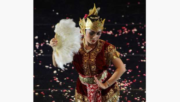 Solo Menari 24 Jam, Penonton Masih Padat Sampai Dini Hari Solo Menari 24 Jam, Penonton Masih Padat Sampai Dini Hari