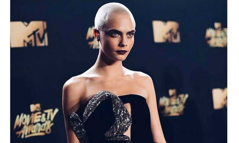 Cara Delevingne Punya Tato Baru di Kepala?