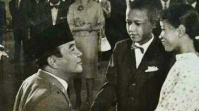 Heboh Foto Obama Cilik Disalami Bung Karno, Benarkah?