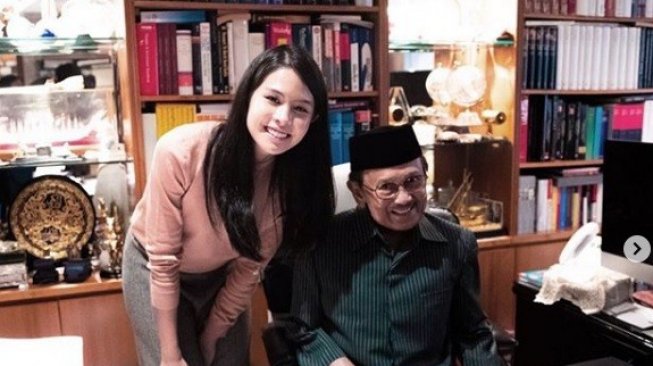 Foto Kenangan 9 Artis Bareng BJ Habibie, Paling Terakhir Nostalgia Bikin Nangis