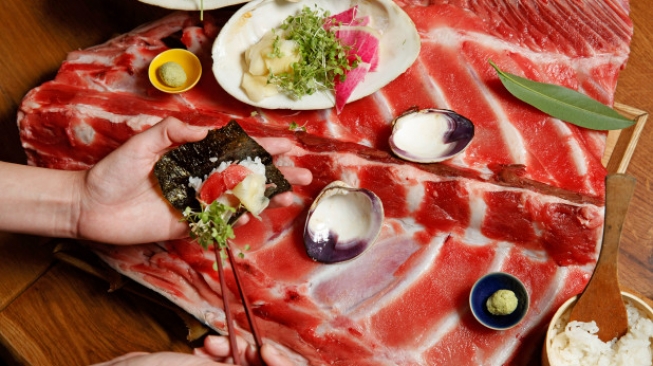 Cara Unik Santap Sushi, Langsung dari Tulang Rusuk Ikan Tuna Cara Unik Santap Sushi, Langsung dari Tulang Rusuk Ikan Tuna