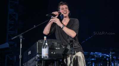 Charlie Puth Bikin Penonton Konser Berteriak Histeris