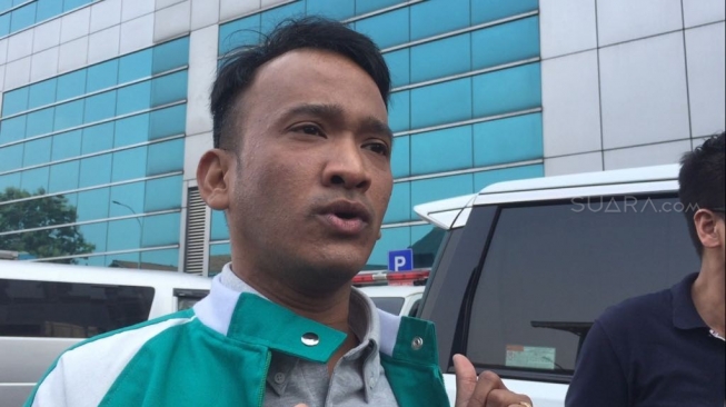 Ruben Onsu Beli Sapi Kurban untuk Julia Perez Ruben Onsu Beli Sapi Kurban untuk Julia Perez